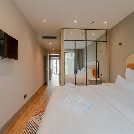 Fourty Three Luxury Serviced Apartments Düsseldorf Buitenkant foto A room at the hotel