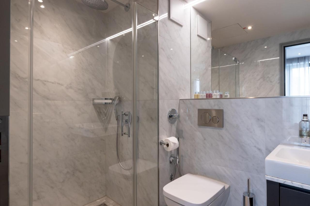 Fourty Three Luxury Serviced Apartments Düsseldorf Buitenkant foto A shower enclosure
